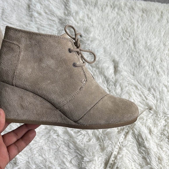TOMS DESERT WEDGE SHOES TAUPE TAN SUEDE LACE UP - Picture 7 of 8
